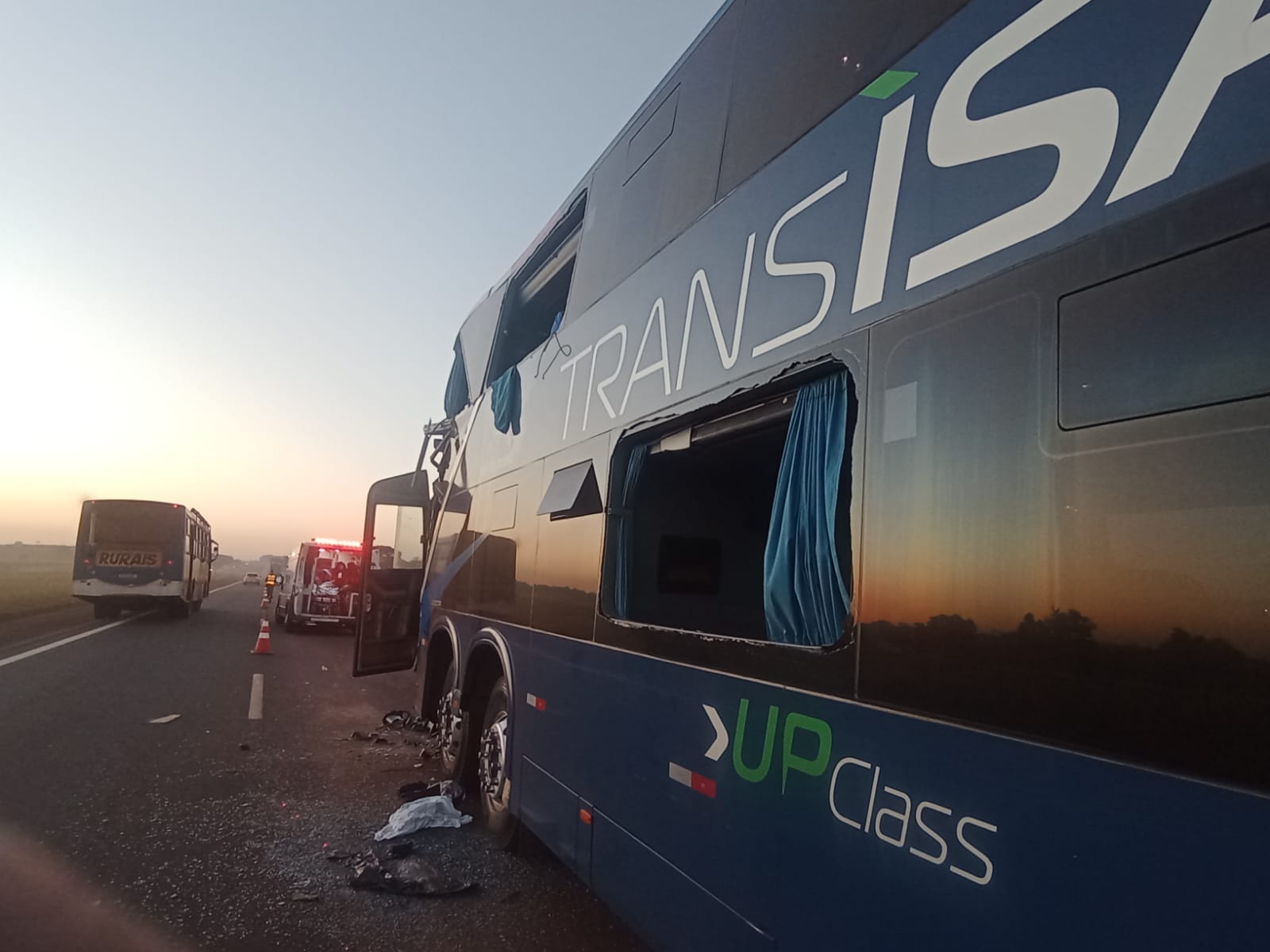 Motorista fica preso às ferragens ao bater com ônibus em traseira de caminhão - sudoestepaulista