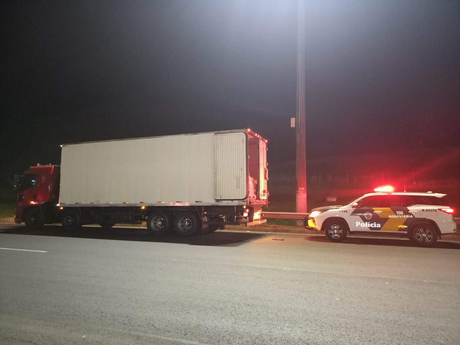 Em caminhão baú refrigerado, policiamento rodoviário flagra carga de cigarros contrabandeados - sudoestepaulista