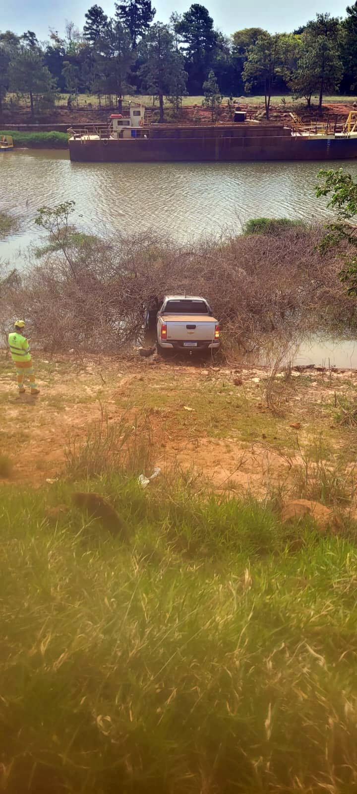 Idoso cai com caminhonete na Represa Jurumirim, em Itaí - sudoestepaulista