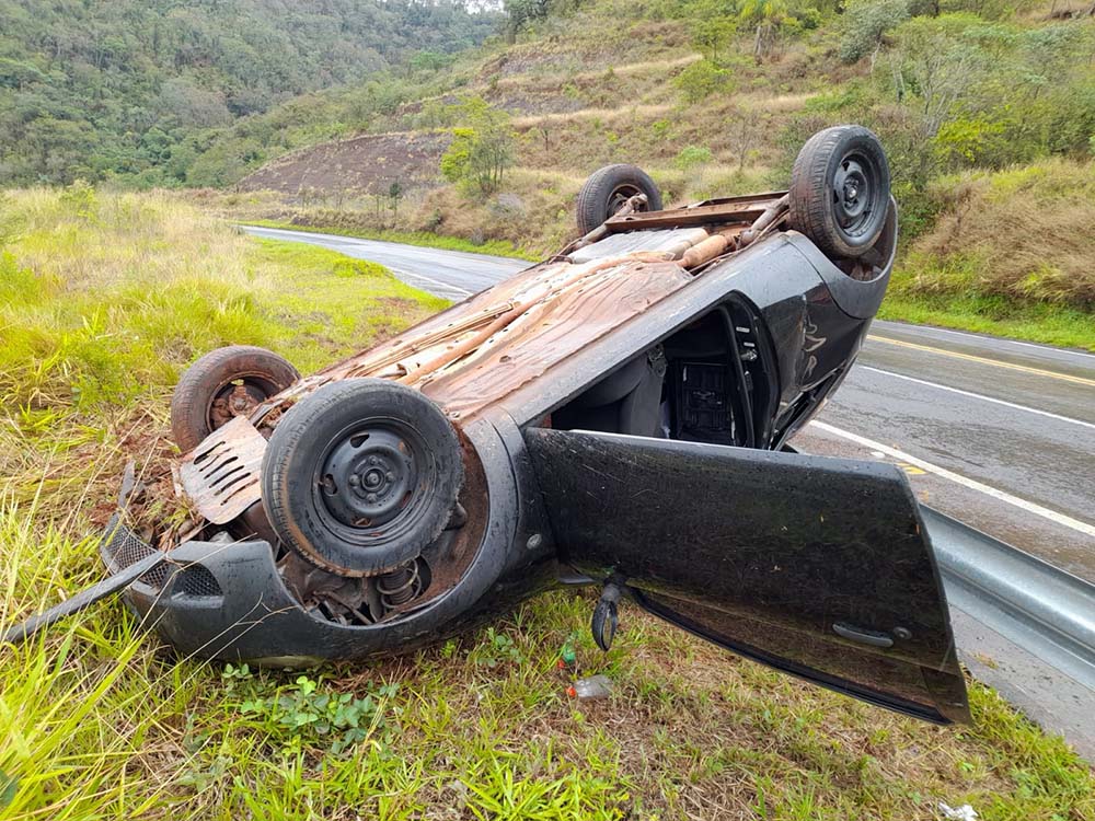 Capotamento próximo a Fartura resulta em três pessoas feridas - sudoestepaulista Capotamento próximo a Fartura resulta em três pessoas feridas - sudoestepaulista