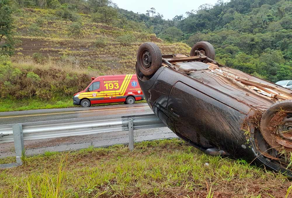 Capotamento próximo a Fartura resulta em três pessoas feridas - sudoestepaulista