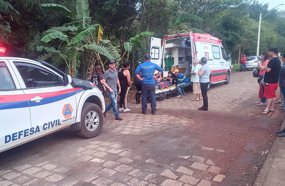 Motorista perde controle e cai com veículo no ribeirão do Lajeado em Taquarituba - sudoestepaulista