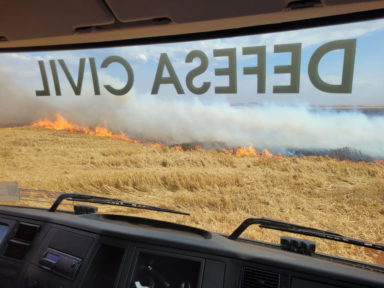Grande incêndio atinge áreas de mata e de cultivo no município de Taquarituba - sudoestepaulista