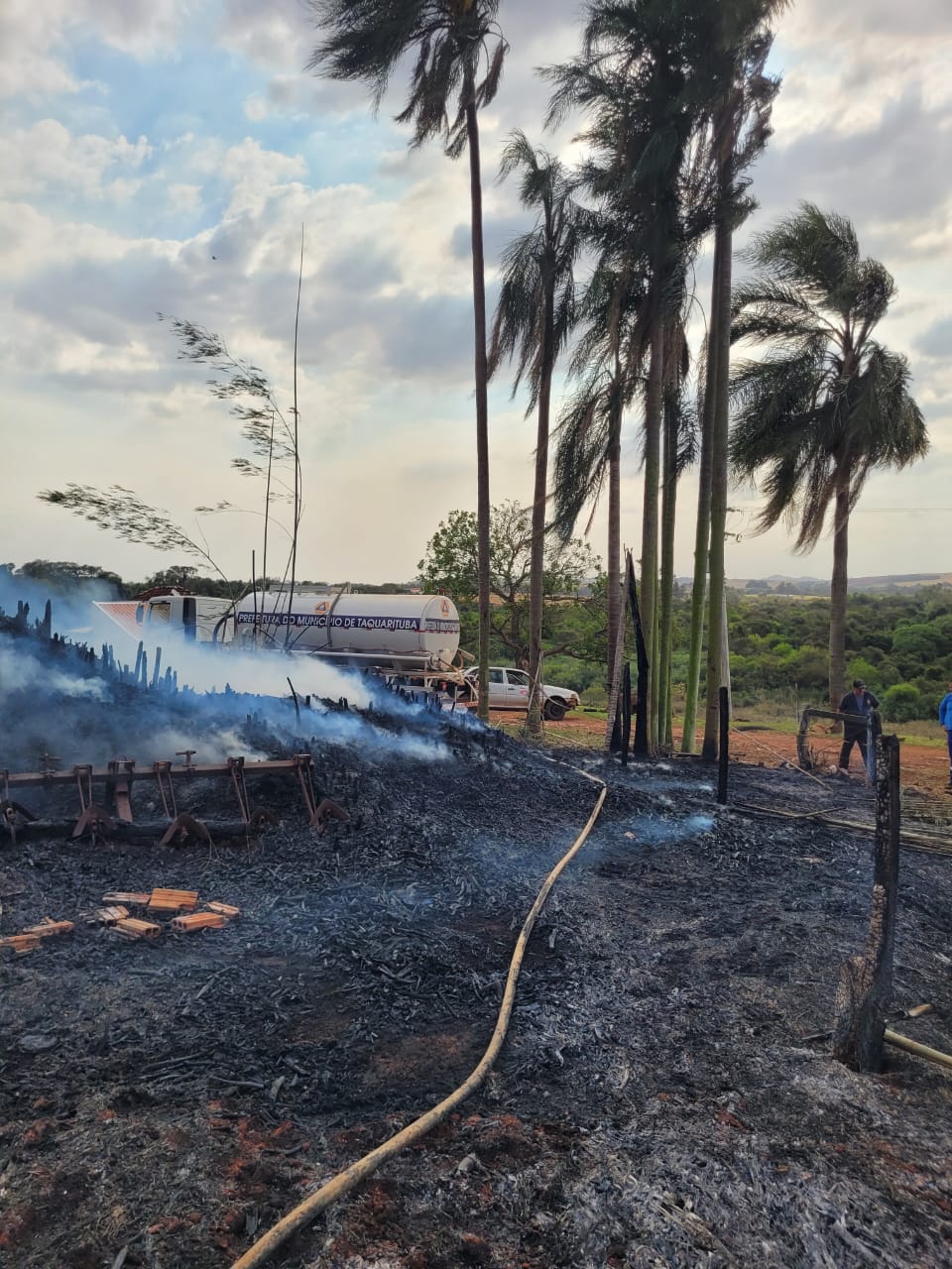Grande incêndio atinge áreas de mata e de cultivo no município de Taquarituba - sudoestepaulista