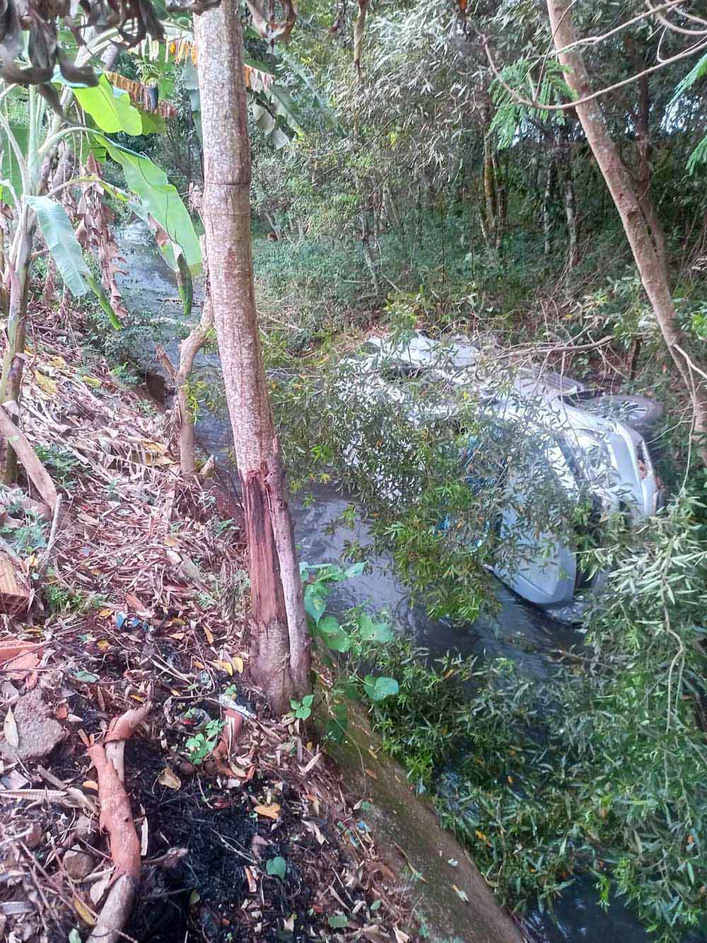 Motorista perde controle e cai com veículo no ribeirão do Lajeado em Taquarituba - sudoestepaulista