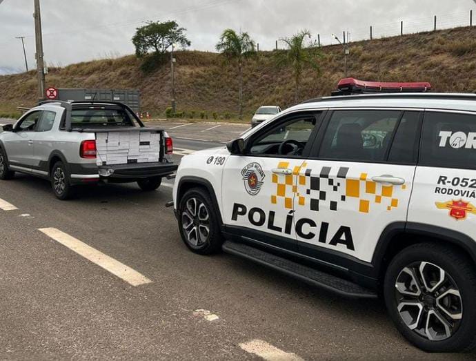 Pick-up parada na SP-280 pela PM Rodoviária transportava mais de 800 aparelhos contrabandeados - sudoestepaulista