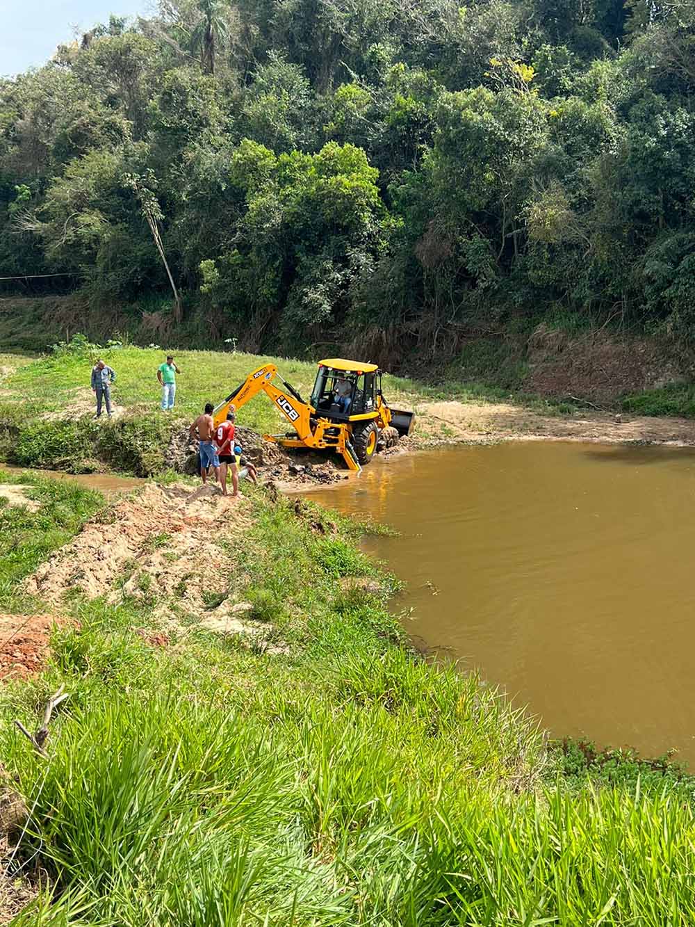 Confira imagens exclusivas do resgate ao corpo do menino encontrado em lago em Itaporanga - sudoestepaulista