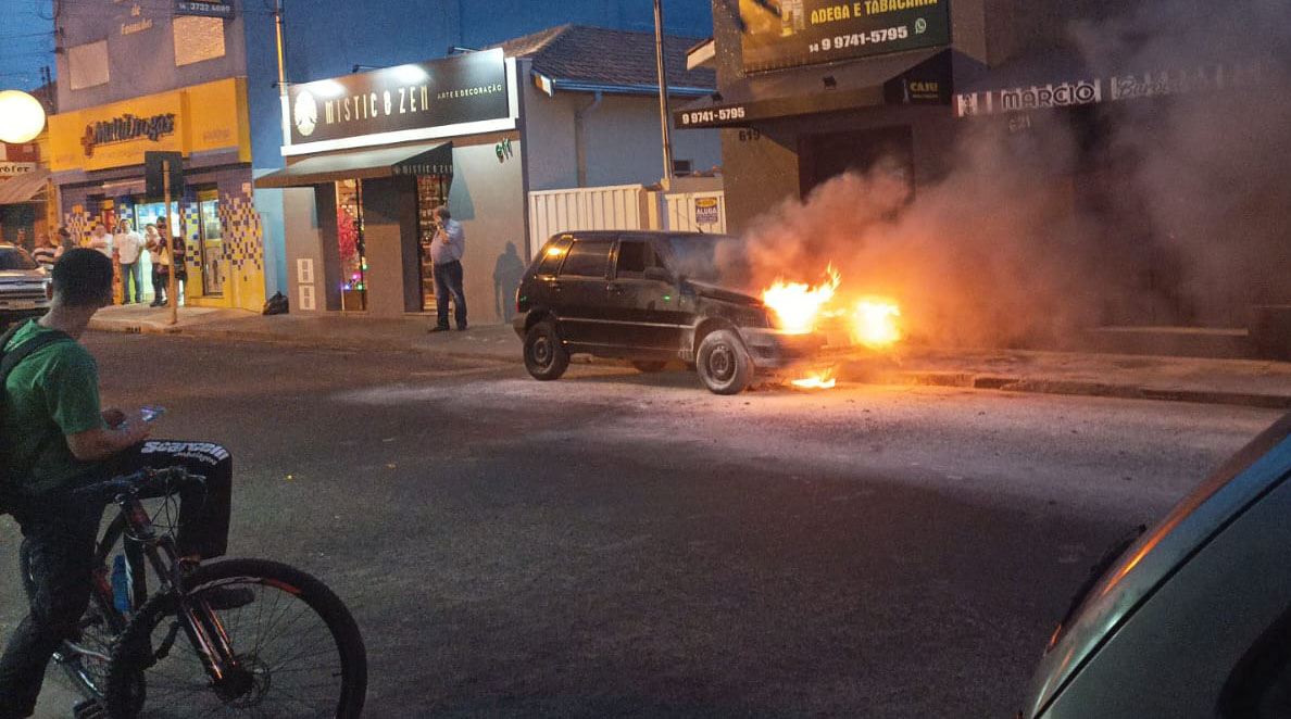 Incêndio irrompe em veículo estacionado em rua comercial de Avaré - sudoestepaulista