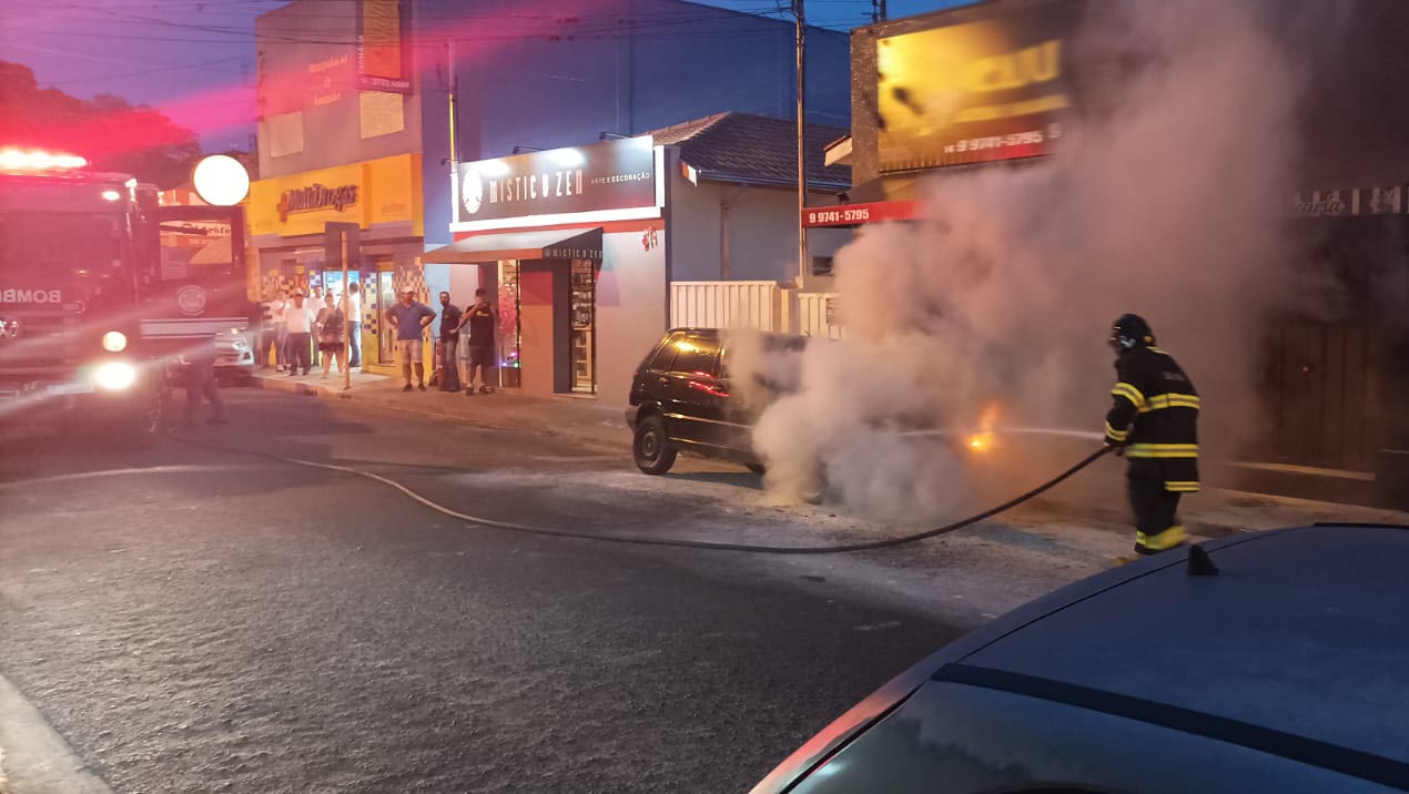 Incêndio irrompe em veículo estacionado em rua comercial de Avaré - sudoestepaulista