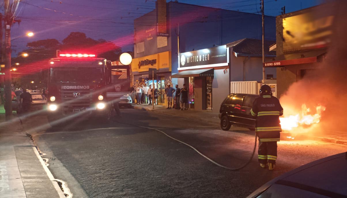 Incêndio irrompe em veículo estacionado em rua comercial de Avaré - sudoestepaulista