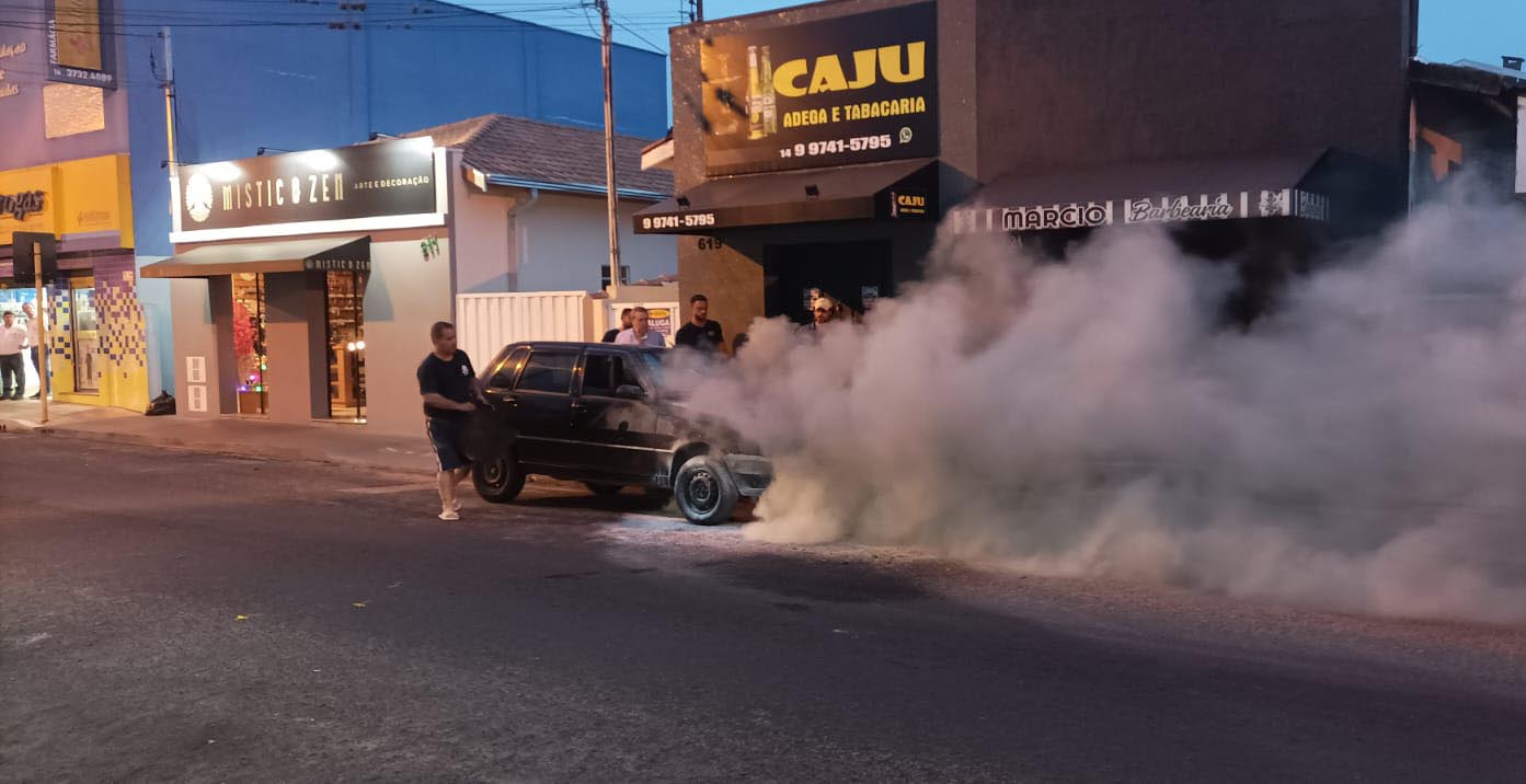 Incêndio irrompe em veículo estacionado em rua comercial de Avaré - sudoestepaulista