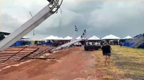 Temporal que atingiu região derruba palco e danifica recinto de festas em Bernardino de Campos - sudoestepaulista
