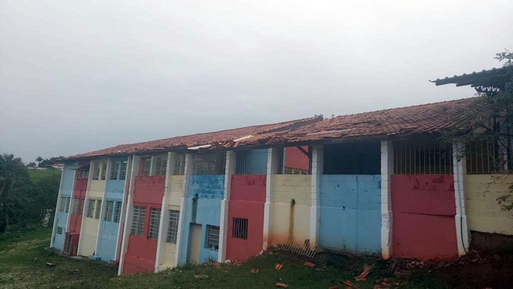 Escola e Aeroclube de Itapeva ficam parcialmente destruídos durante tormenta - sudoestepaulista