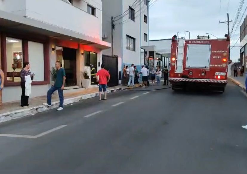 Incêndio destrói apartamento de prédio em centro comercial de Itararé - sudoestepaulista