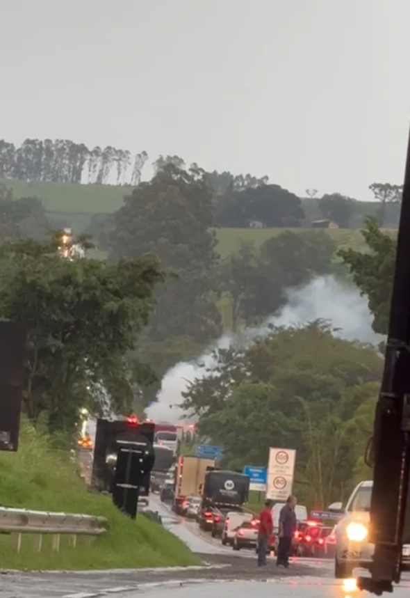 Engavetamento, feridos graves, incêndio e grande congestionamento em dois acidentes na SP-255 em Itaí - sudoestepaulista