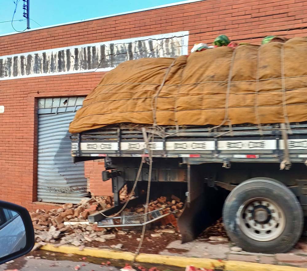 Caminhão não consegue subir ladeira em Tejupá e atinge dois imóveis - sudoestepaulista