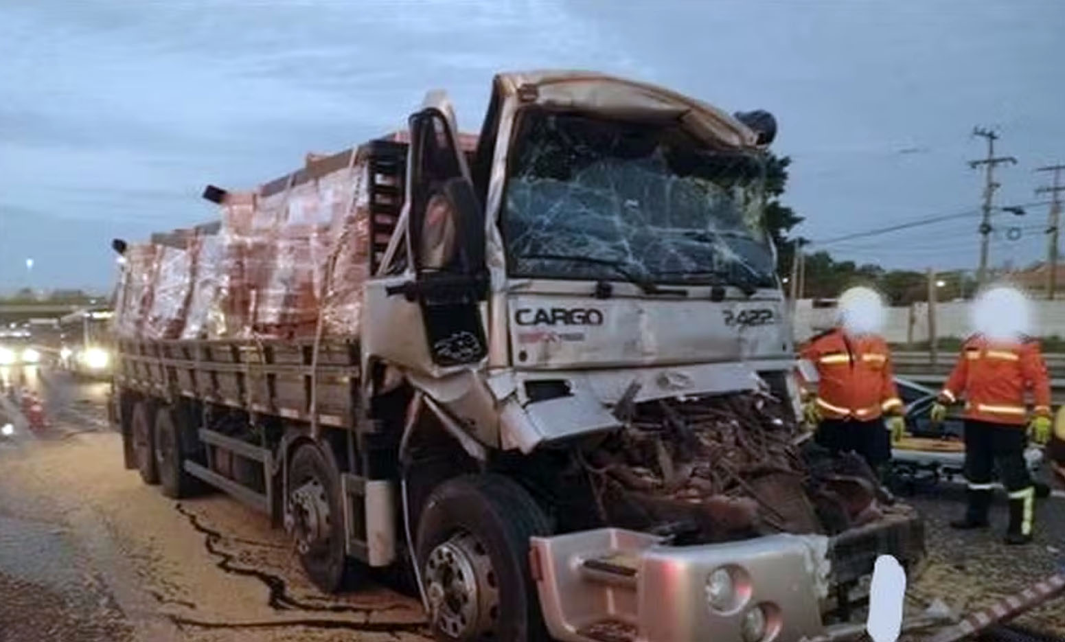 Caminhão de Taquarituba se envolve em colisão traseira, na SP-255, em Avaré - sudoestepaulista