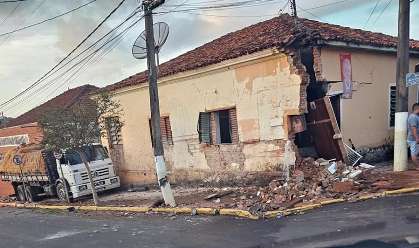Caminhão não consegue subir ladeira em Tejupá e atinge dois imóveis - sudoestepaulista