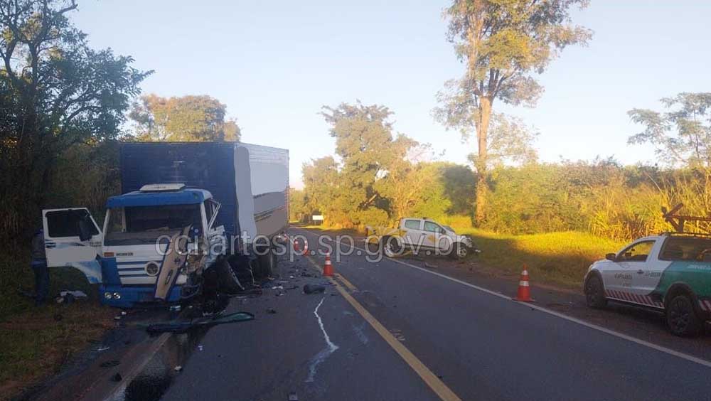 Motorista de Itapeva bate caminhonete de frente com caminhão na SP-255 - sudoestepaulista