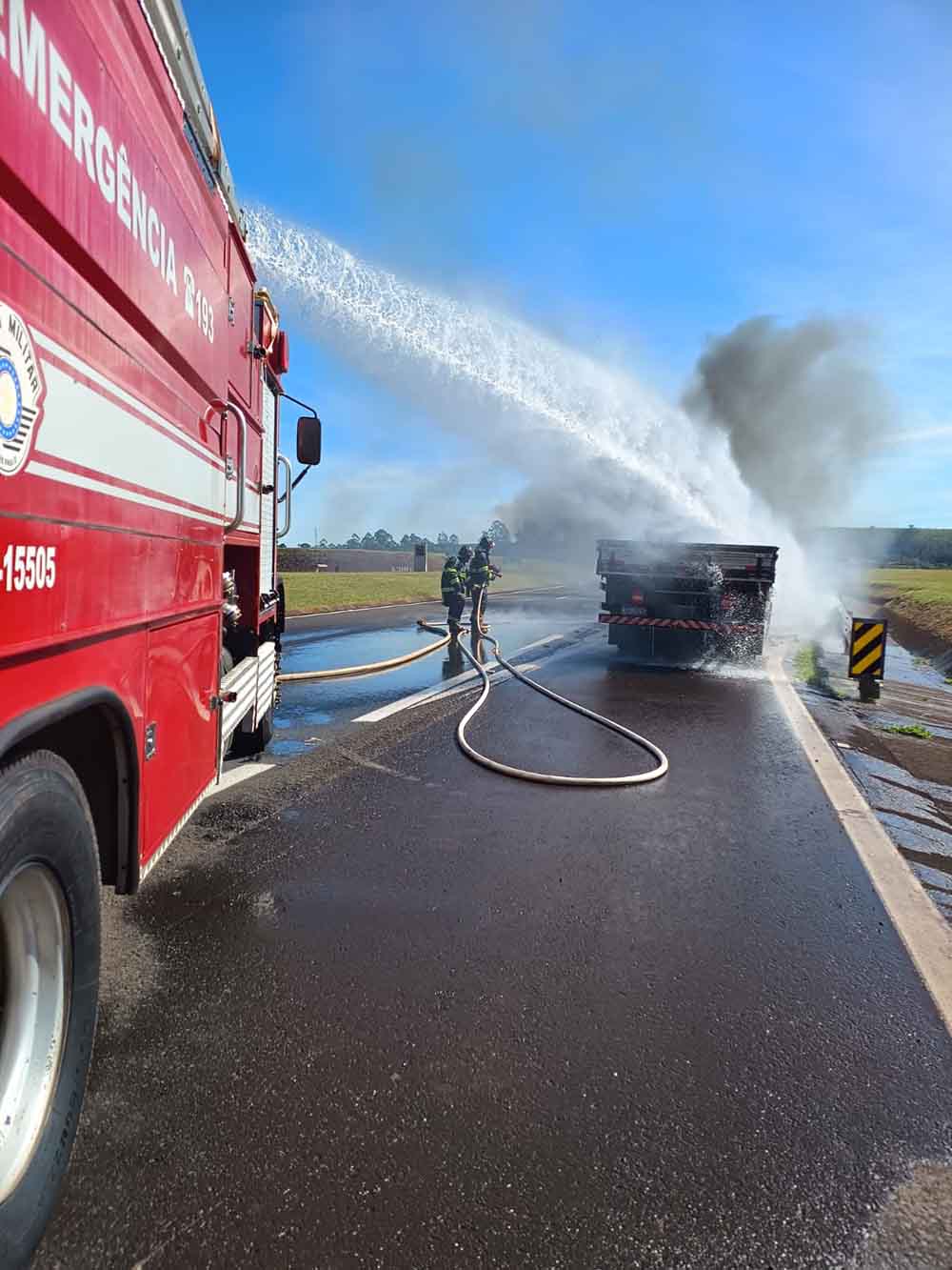 Fogo destrói caminhão na Rodovia Castelo Branco - sudoestepaulista