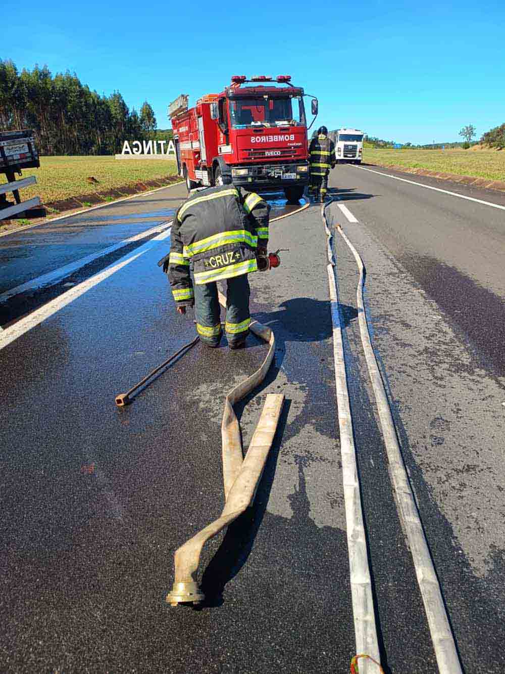 Fogo destrói caminhão na Rodovia Castelo Branco - sudoestepaulista