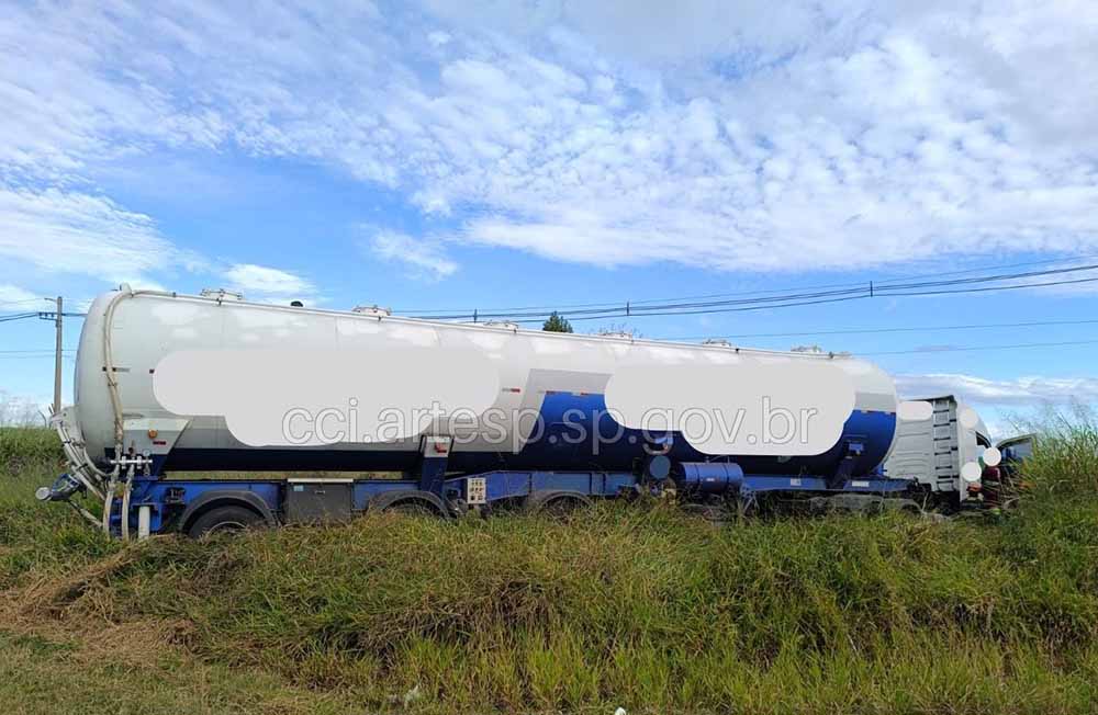 Caminhoneiro morre em colisão entre carretas na SP-258, em Taquarivaí - sudoestepaulista