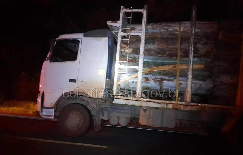 Ambulância de Itararé bate em traseira de carreta na SP-258, provocando a morte de enfermeira - sudoestepaulista Ambulância de Itararé bate em traseira de carreta na SP-258, provocando a morte de enfermeira - sudoestepaulista