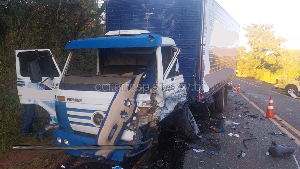Motorista de Itapeva bate caminhonete de frente com caminhão na SP-255 - sudoestepaulista