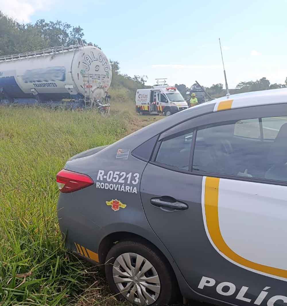 Caminhoneiro morre em colisão entre carretas na SP-258, em Taquarivaí - sudoestepaulista