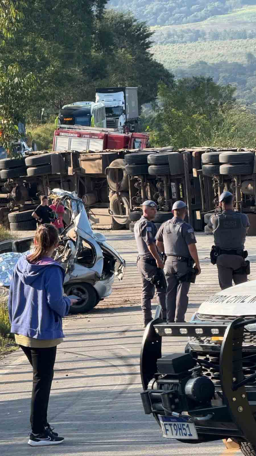 Uma morte e cinco feridos em acidente envolvendo carreta e dois carros entre Itapeva e Nova Campina - sudoestepaulista