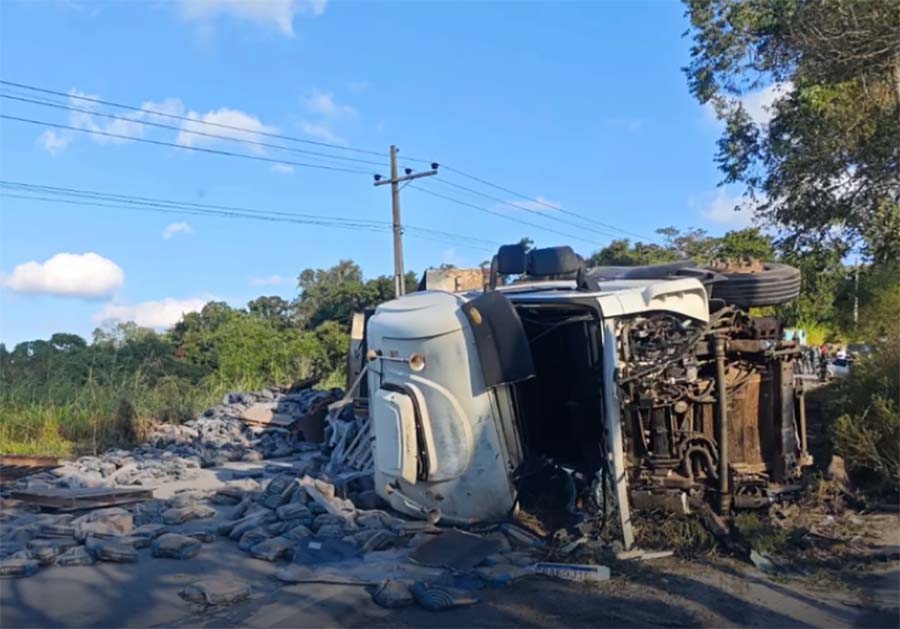 Uma morte e cinco feridos em acidente envolvendo carreta e dois carros entre Itapeva e Nova Campina - sudoestepaulista