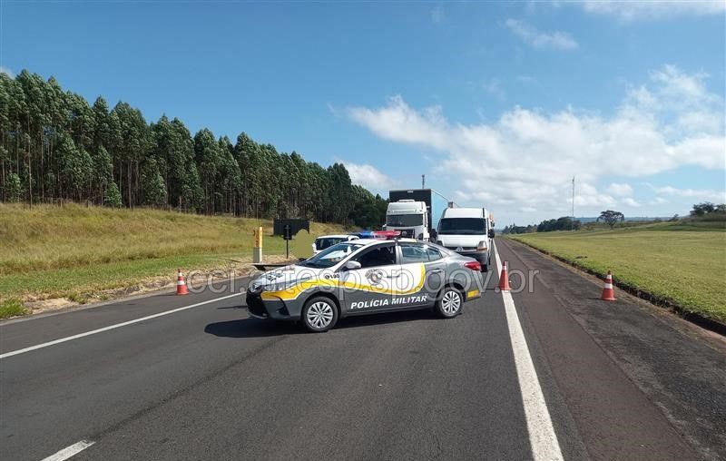 Em acidente debaixo de chuva, caminhoneiro morre na SP-280 - sudoestepaulista