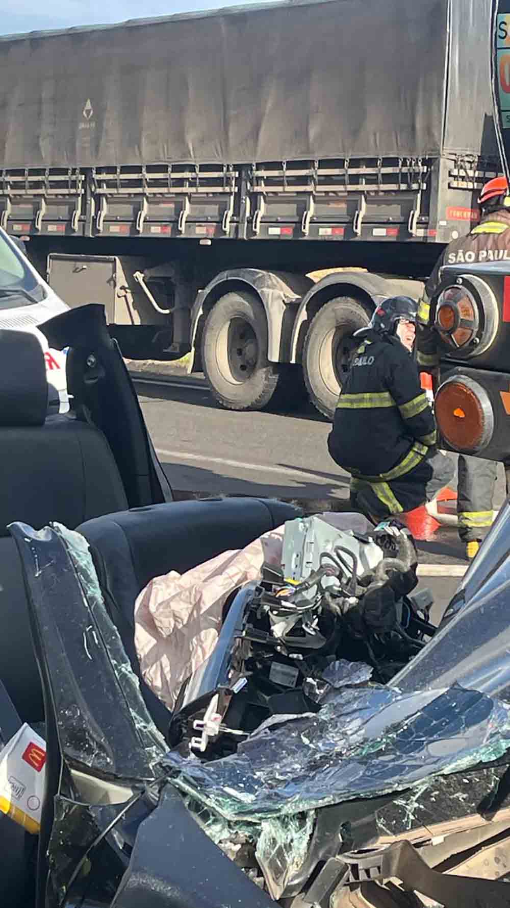 Imagens impactantes de acidente envolvendo caminhonete e carreta tanque na SP-280 - sudoestepaulista