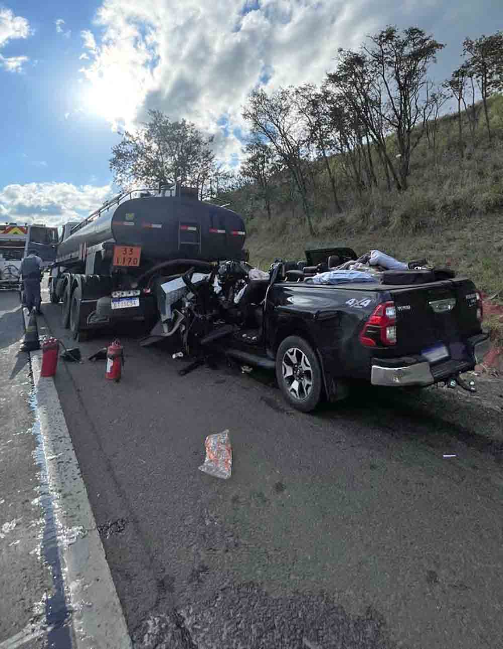 Imagens impactantes de acidente envolvendo caminhonete e carreta tanque na SP-280 - sudoestepaulista
