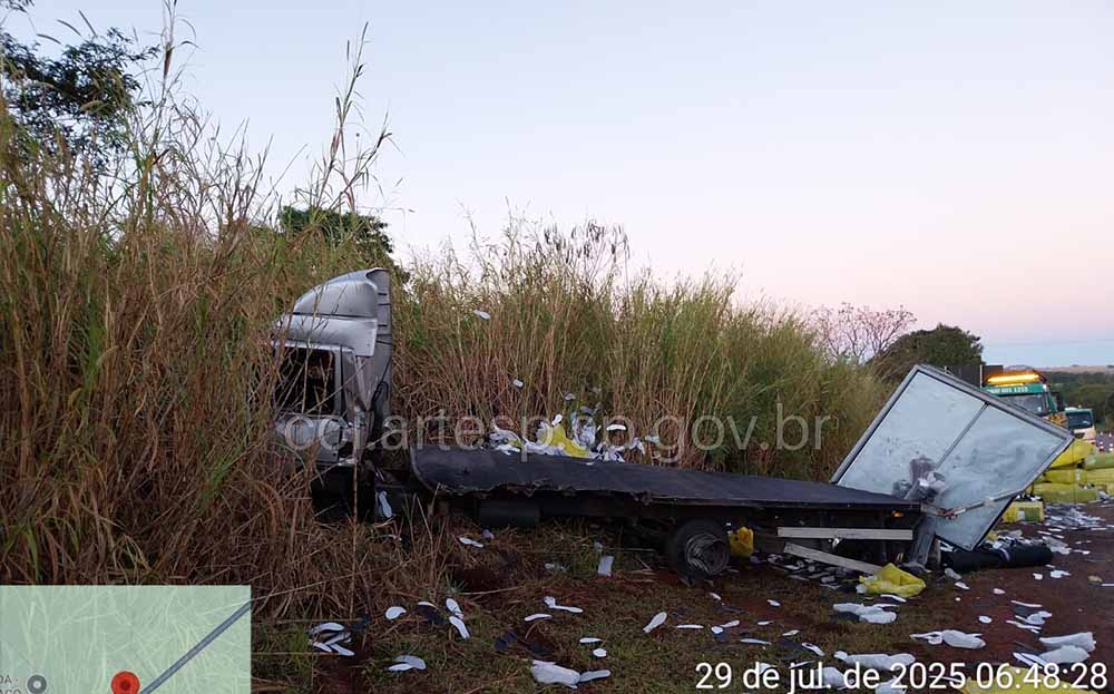 Motorista de ônibus fica preso as ferragens após bater em caminhão na SP-255, em Itaí - sudoestepaulista