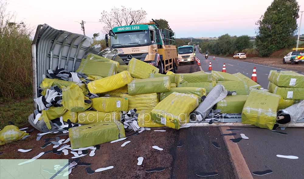Motorista de ônibus fica preso as ferragens após bater em caminhão na SP-255, em Itaí - sudoestepaulista