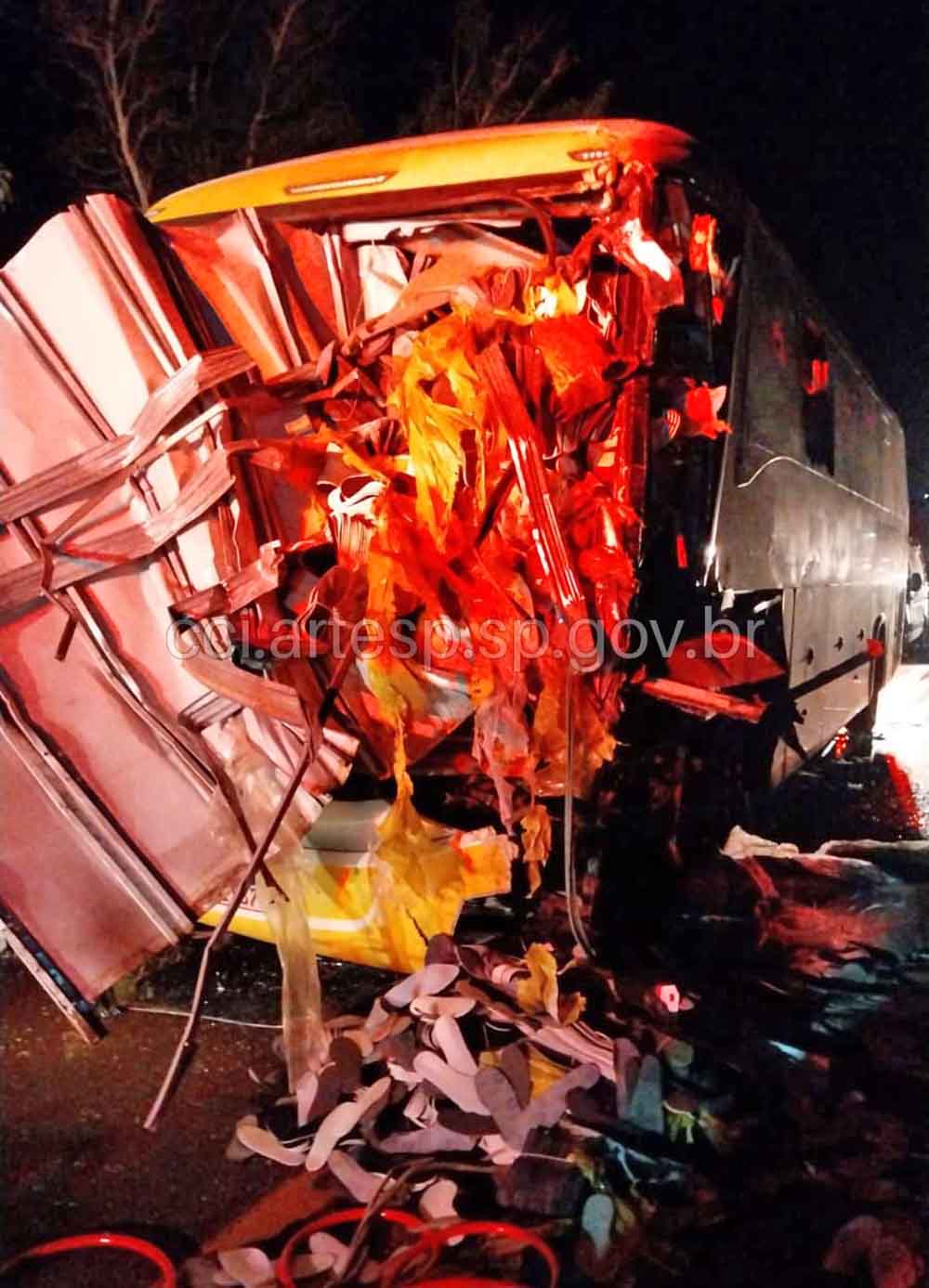 Motorista de ônibus fica preso as ferragens após bater em caminhão na SP-255, em Itaí - sudoestepaulista