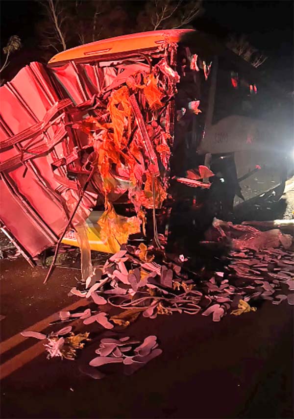 Artesp diz o que levou caminhão a colidir com ônibus na SP-255, em Itaí - sudoestepaulista