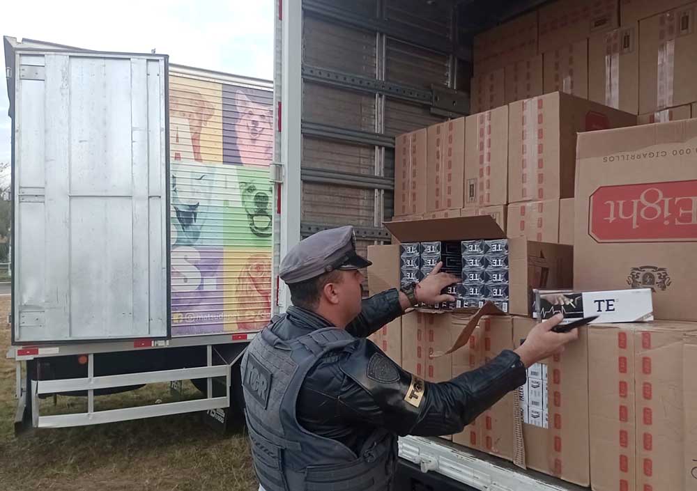 Polícia Rodoviária flagra dois caminhões abarrotados de cigarros contrabandeados - sudoestepaulista