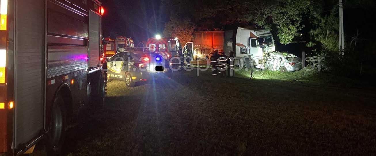 Colisão frontal entre carreta e veículo de passeio provoca morte na SP-255 em Avaré - sudoestepaulista