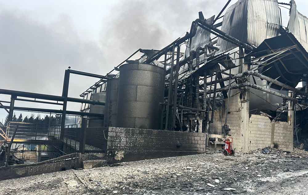 Após 11 horas de combate, grande incêndio em fábrica de resinas em Buri é vencido pelo Bombeiros - sudoestepaulista