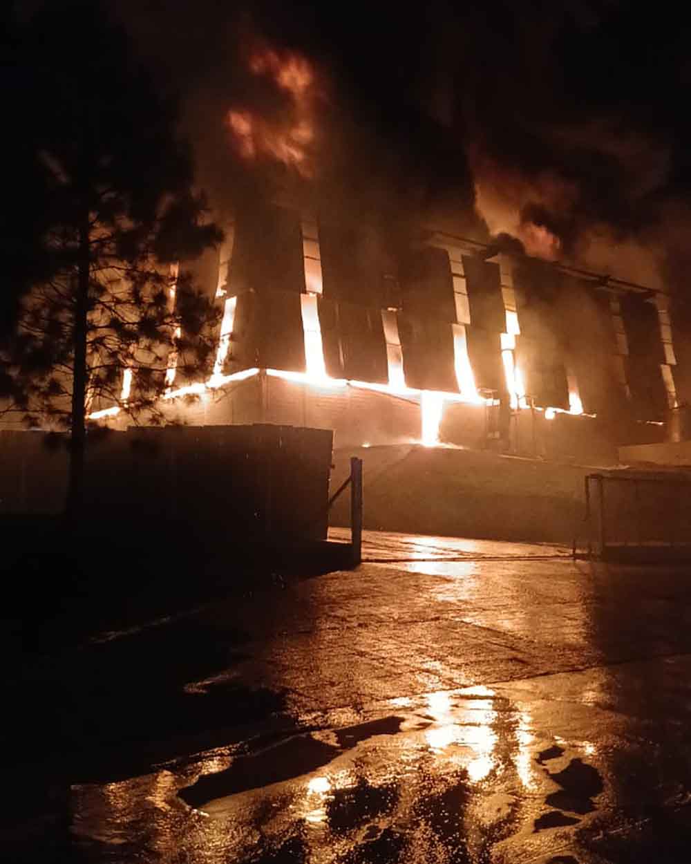 Após 11 horas de combate, grande incêndio em fábrica de resinas em Buri é vencido pelo Bombeiros - sudoestepaulista