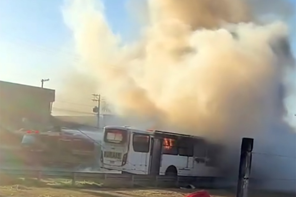 Ônibus com trabalhadores rurais pega fogo na SP-255, perímetro urbano de Avaré - sudoestepaulista