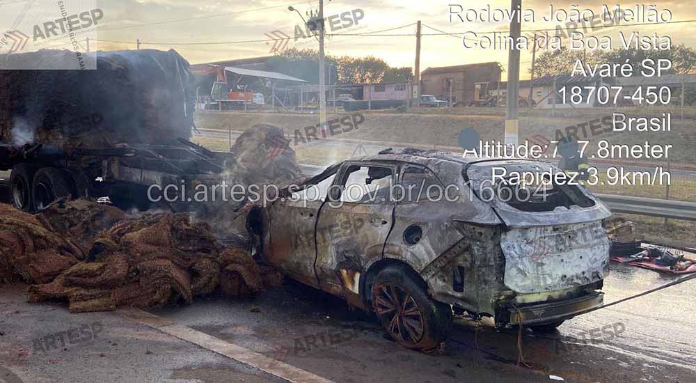 Motorista morre carbonizado ao bater carro em traseira de caminhão na SP-255, em Avaré - sudoestepaulista