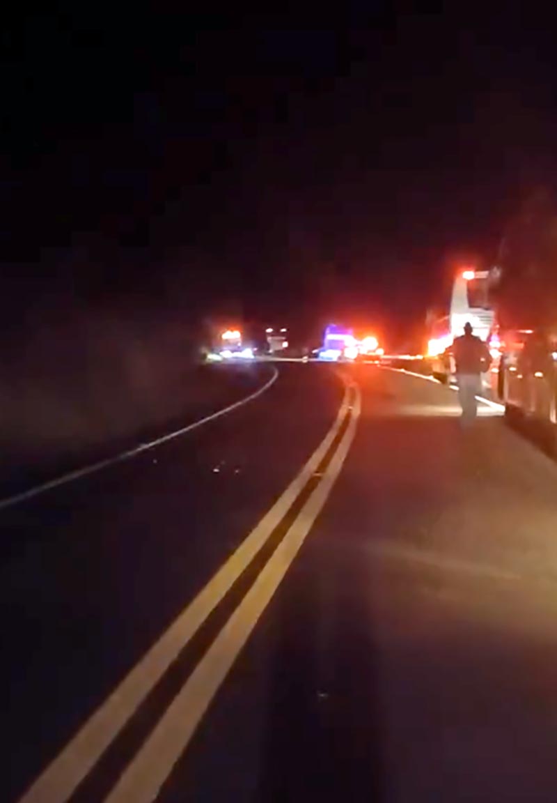 VW/Jetta fica obliterado ao bater em traseira de ônibus na SP-287, entre Piraju e Sarutaiá - sudoestepaulista VW/Jetta fica obliterado ao bater em traseira de ônibus na SP-287, entre Piraju e Sarutaiá - sudoestepaulista