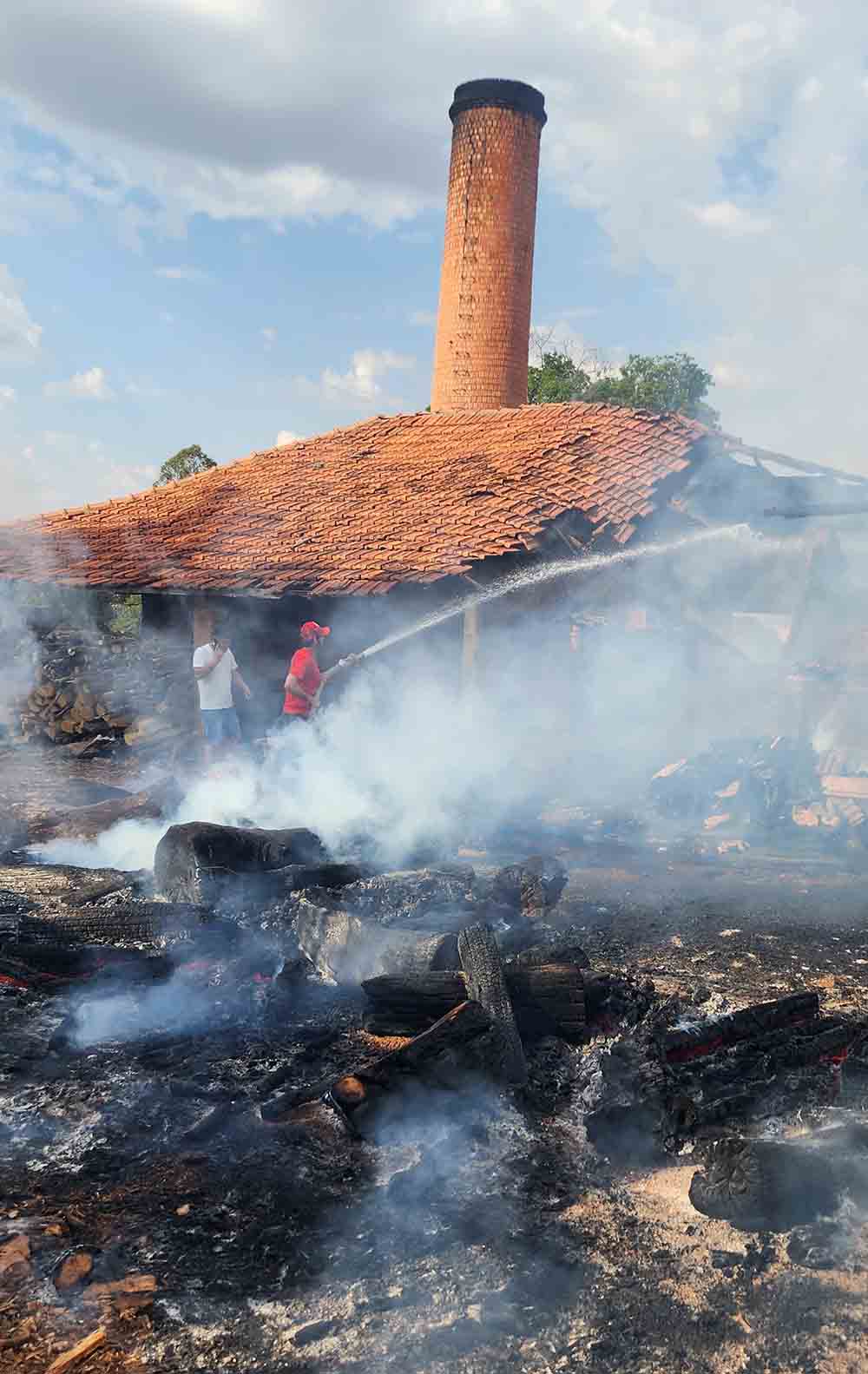 Fogo sai do controle em olaria de Taquarituba - sudoestepaulista