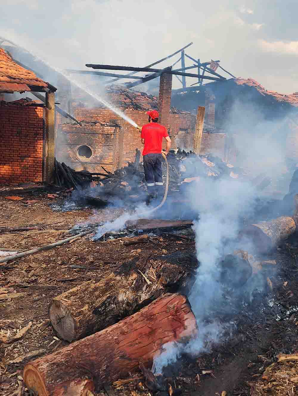 Fogo sai do controle em olaria de Taquarituba - sudoestepaulista