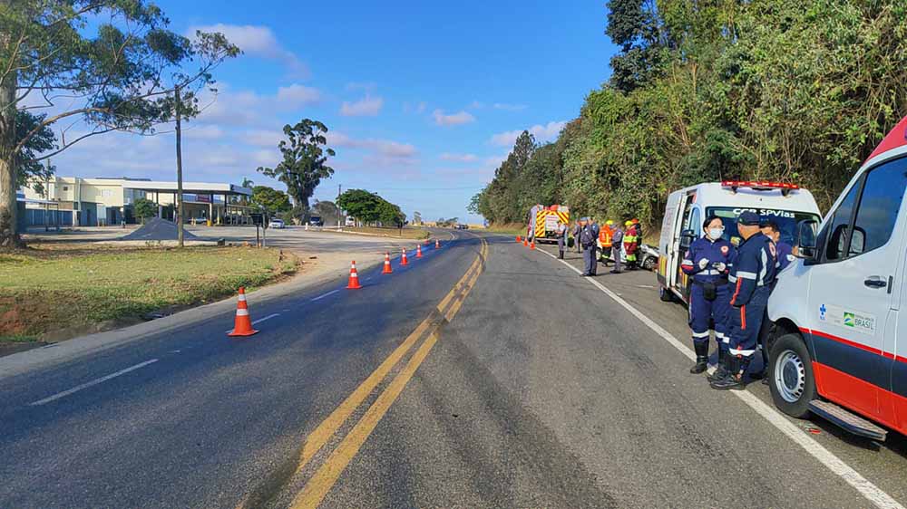 Veículo de Itararé tenta ultrapassagem em curva, bate em caminhão e quatro morrem na SP-258 - sudoestepaulista