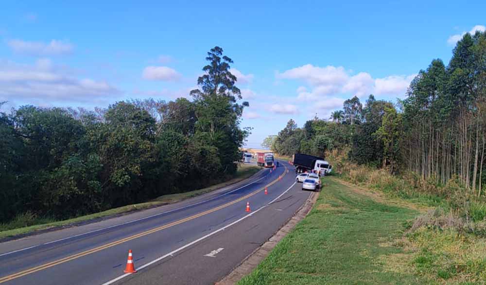 Veículo de Itararé tenta ultrapassagem em curva, bate em caminhão e quatro morrem na SP-258 - sudoestepaulista