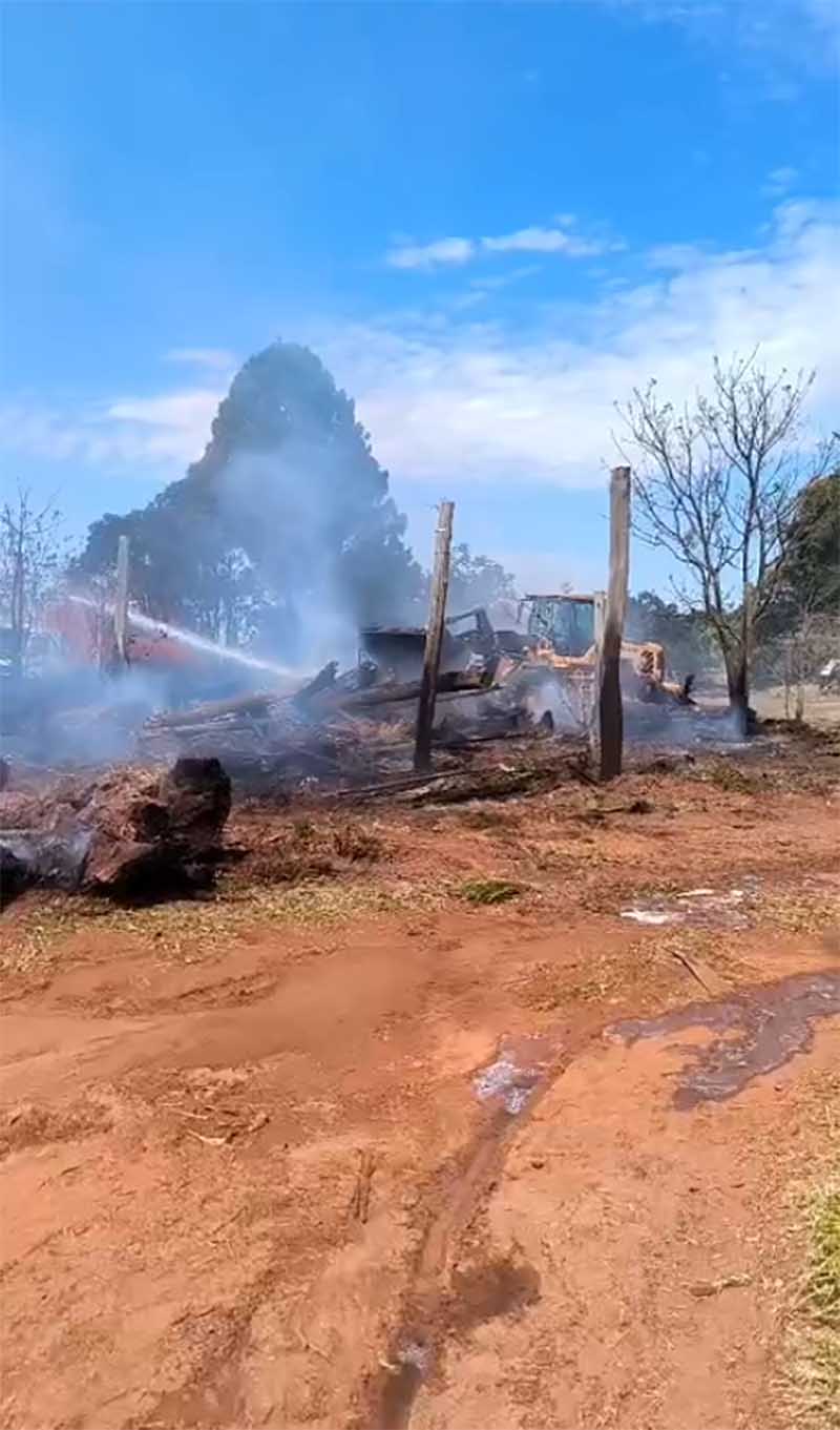 Incêndio em serraria mobiliza dezenas de brigadistas e Bombeiros em Cerqueira César - sudoestepaulista Incêndio em serraria mobiliza dezenas de brigadistas e Bombeiros em Cerqueira César - sudoestepaulista